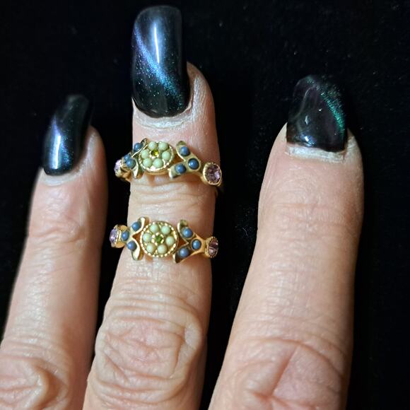 Vtg Floral Design Rhinestone Gold Tone ⅞" Diameter Hoop Earrings Snap Closure - Picture 11 of 16